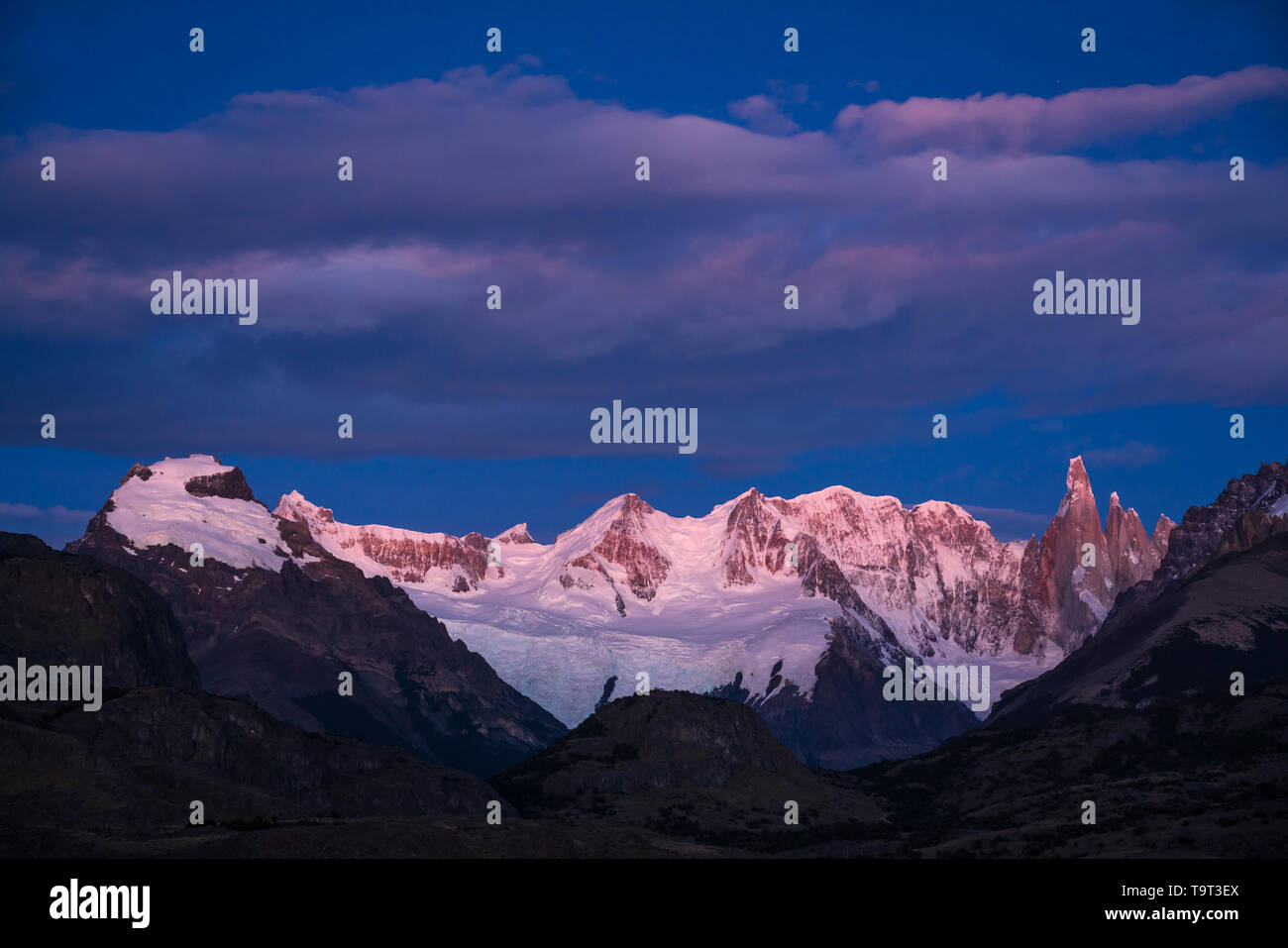 El Cerro Torre y el Macizo de Adela en pre-amanecer crepúsculo. Parque Nacional Los Glaciares, cerca de El Chaltén, Argentina. Un sitio de Patrimonio Mundial de la UNESCO. Foto de stock