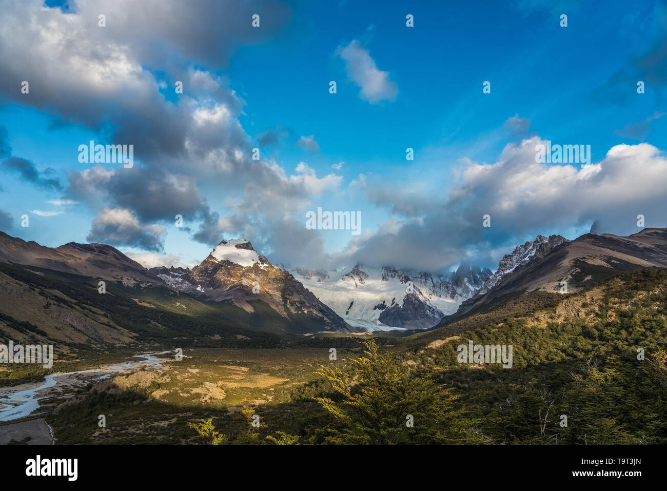 Cerro Solo y el valle del río Fitz Roy. En el centro se encuentra el glaciar Grande. La cumbre del Cerro Torre está oculto en las nubes. Visto desde el Tor Foto de stock