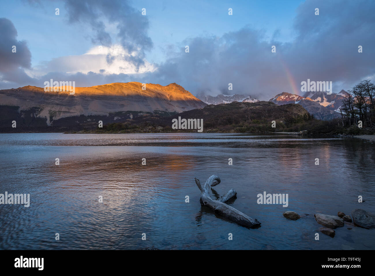 Amanecer ilumina la Loma de las pizarras por Lago Capri en el Parque Nacional Los Glaciares, cerca de El Chaltén, Argentina. Un sitio de Patrimonio Mundial de la UNESCO en t Foto de stock