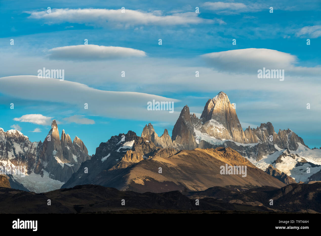 Moteado, la luz y la sombra en el Monte Fitz Roy y el Cerro Torre en el Parque Nacional Los Glaciares, cerca de El Chaltén, Argentina. Un sitio de Patrimonio Mundial de la UNESCO en Foto de stock