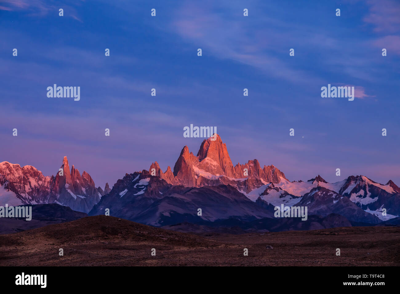 El macizo Fitz Roy en pastel pre-amanecer crepúsculo matutino. Parque Nacional Los Glaciares, cerca de El Chaltén, Argentina. Un sitio de Patrimonio Mundial de la UNESCO en th Foto de stock
