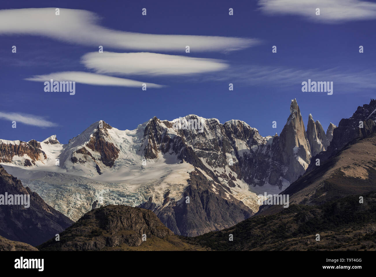 Nubes lenticulares formando sobre el macizo de Adela y el Cerro Torre en el Parque Nacional Los Glaciares, cerca de El Chaltén, Argentina. Patrimonio Mundial de la UNESCO Si Foto de stock