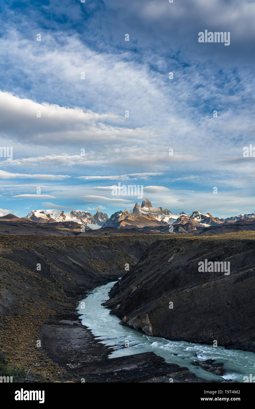 Moteado, la luz y la sombra en el Monte Fitz Roy en el Parque Nacional Los Glaciares, cerca de El Chaltén, Argentina. Un sitio de Patrimonio Mundial de la UNESCO en la Patagonia r Foto de stock