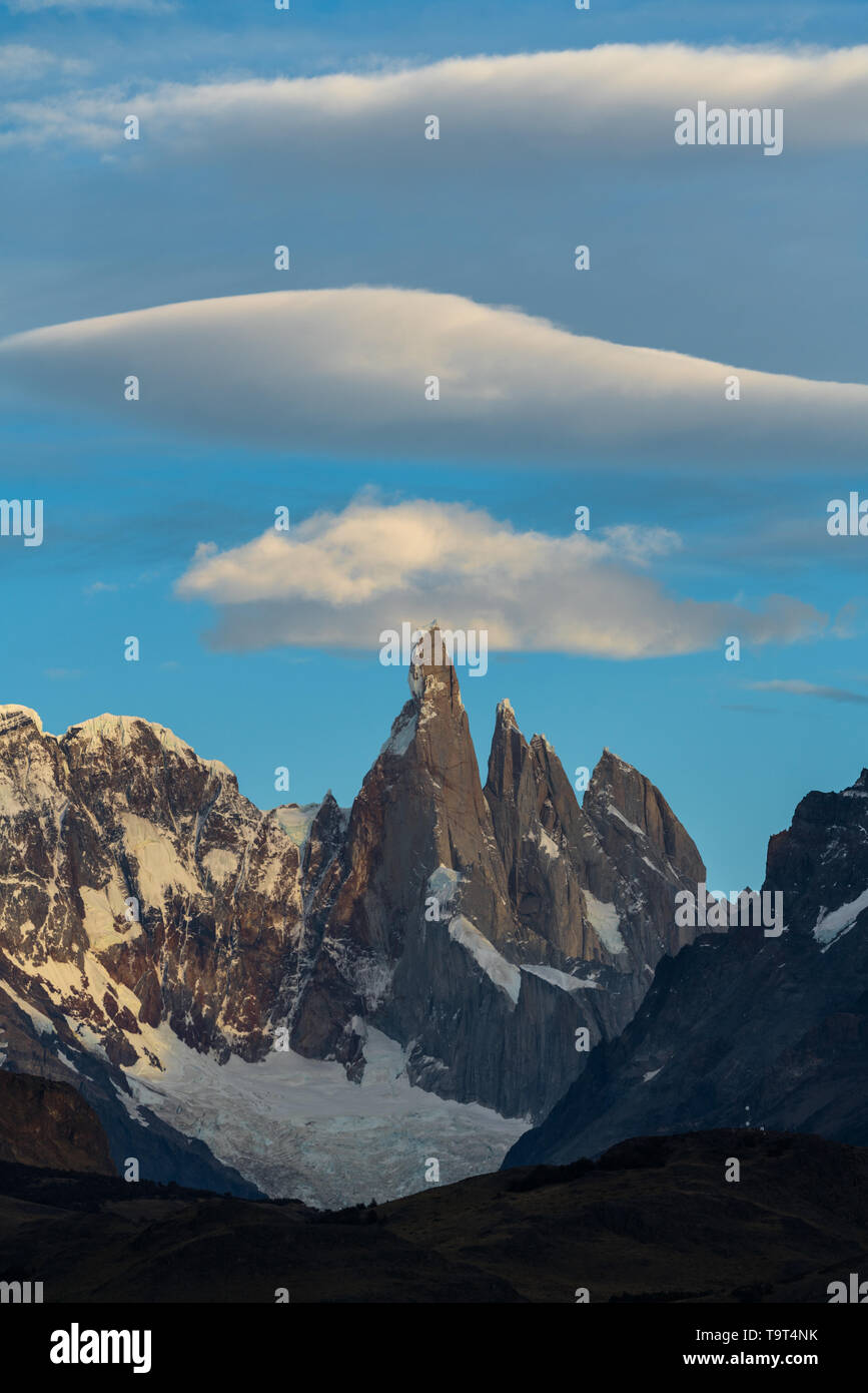 Una nube lenticular formas sobre el cerro Torre en el Parque Nacional Los Glaciares, cerca de El Chaltén, Argentina. Un sitio de Patrimonio Mundial de la UNESCO en la Patagonia volver Foto de stock