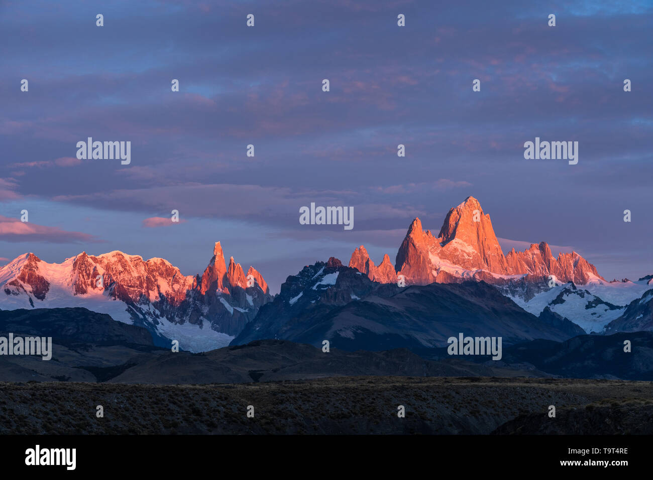 La primera luz en el Monte Fitz Roy y el Cerro Torre en el Parque Nacional Los Glaciares, cerca de El Chaltén, Argentina. Un sitio de Patrimonio Mundial de la UNESCO en la Patagoni Foto de stock