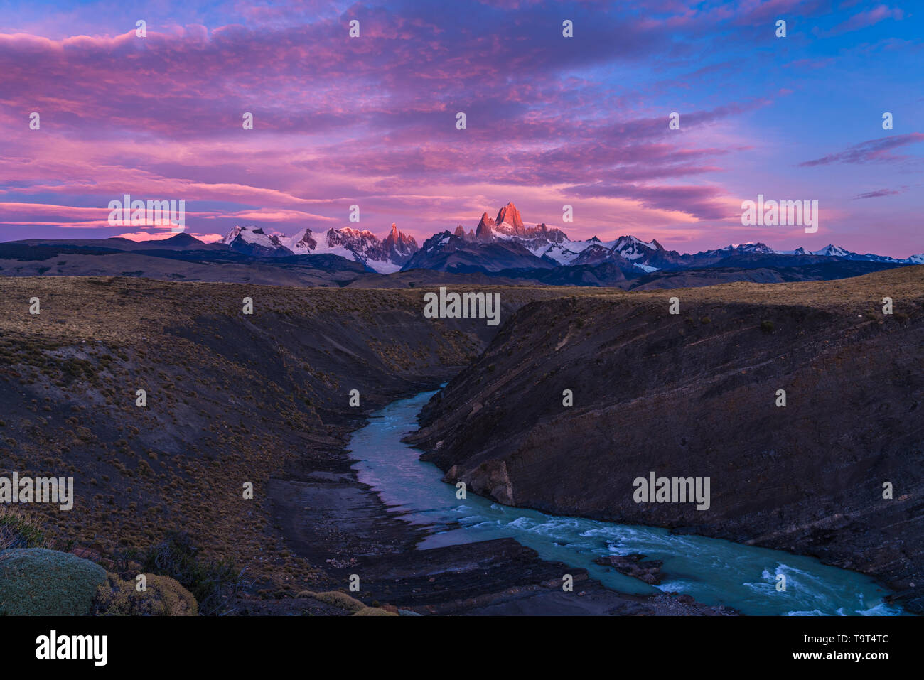 Las nubes de colores en el cielo del amanecer sobre el Monte Fitz Roy y el Rio del las vueltas. Parque Nacional Los Glaciares, cerca de El Chaltén, Argentina. Ot DE LA UNESCO Foto de stock