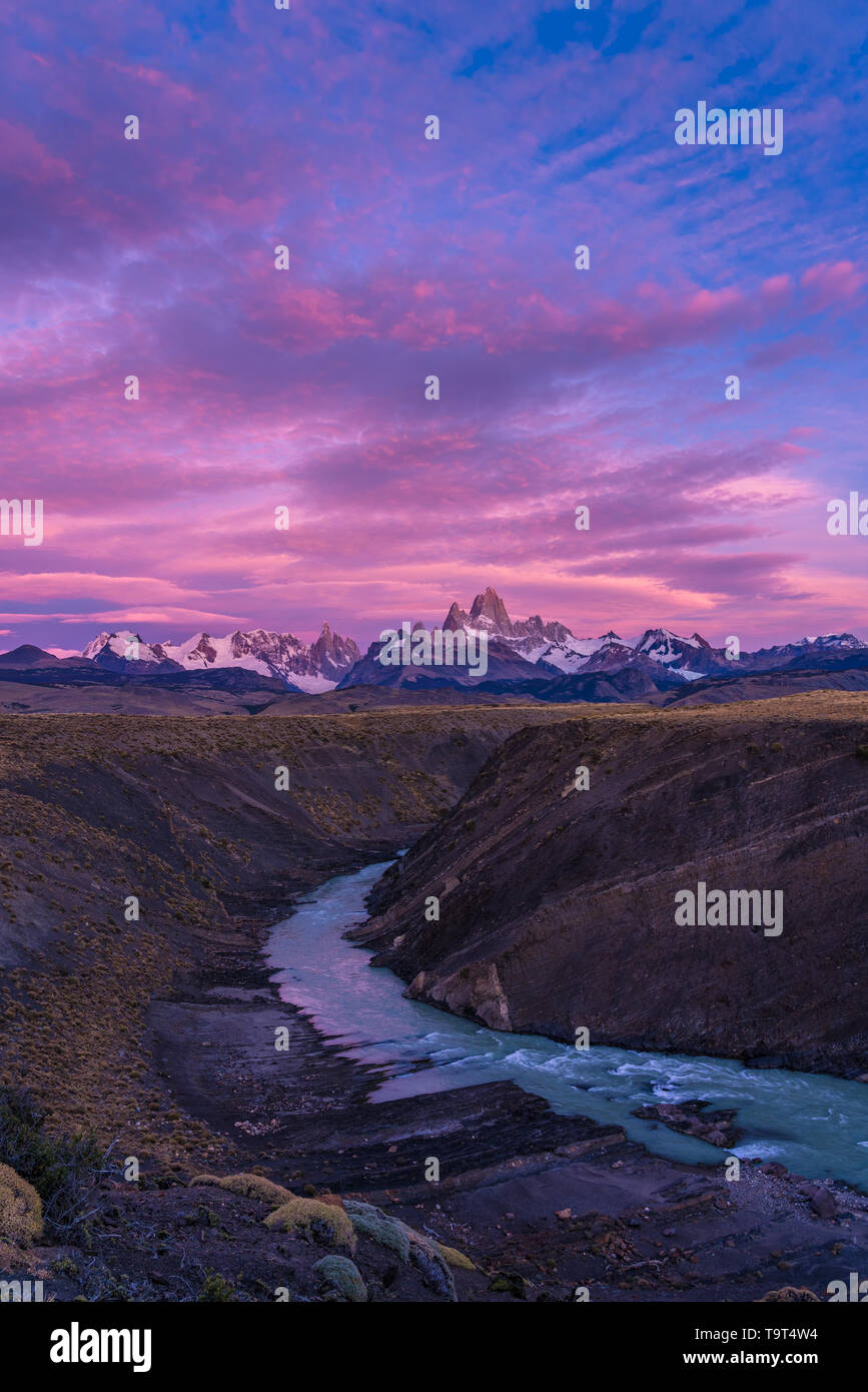 Las nubes de colores en el cielo del amanecer el Monte Fitz Roy y el Rio del las vueltas. Parque Nacional Los Glaciares, cerca de El Chaltén, Argentina. La UNESCO Foto de stock