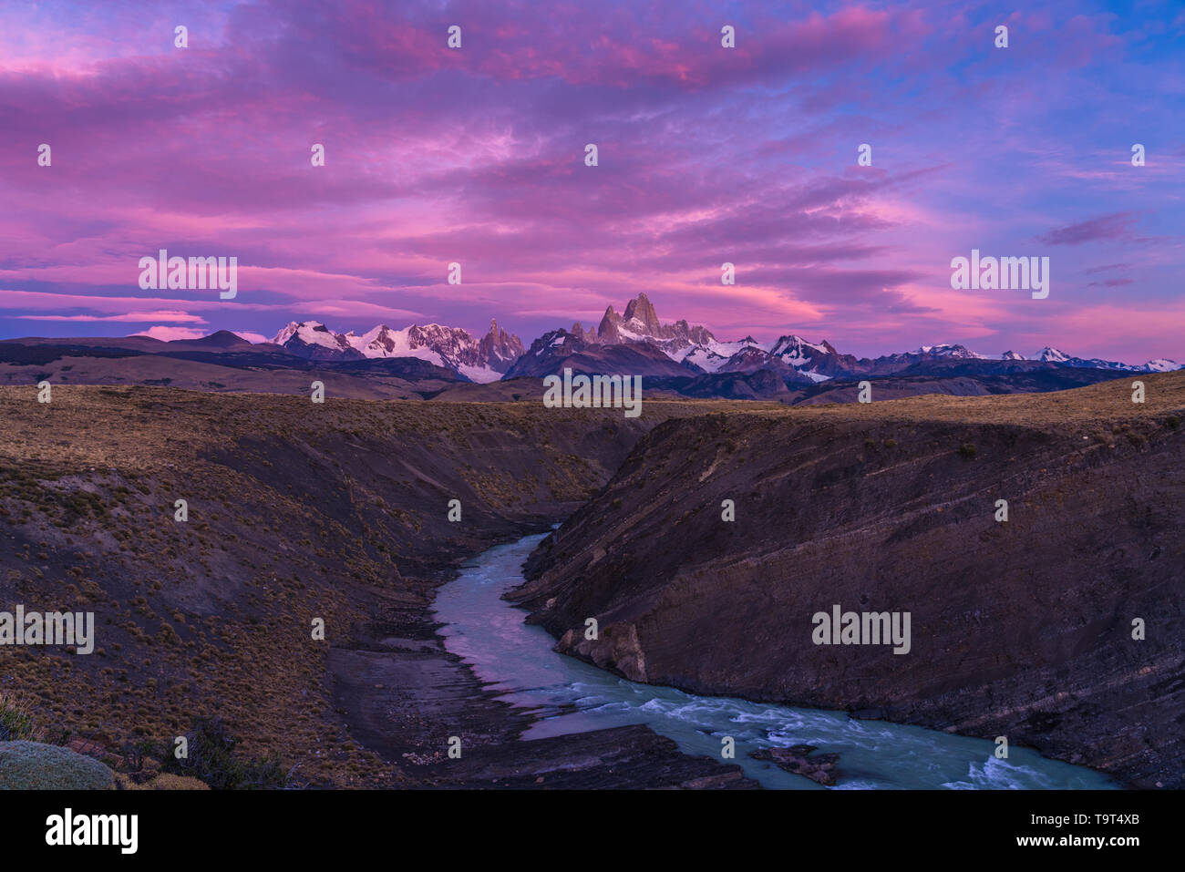 Las nubes de colores en el cielo del amanecer el Monte Fitz Roy y el Rio del las vueltas. Parque Nacional Los Glaciares, cerca de El Chaltén, Argentina. La UNESCO Foto de stock