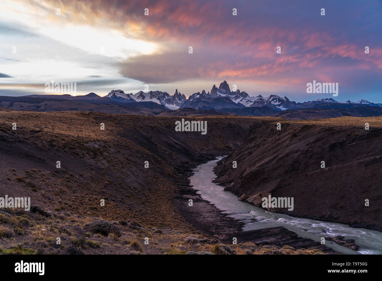 Las nubes de colores en el cielo del amanecer el Monte Fitz Roy y el Rio del las vueltas. Parque Nacional Los Glaciares, cerca de El Chaltén, Argentina. La UNESCO Foto de stock