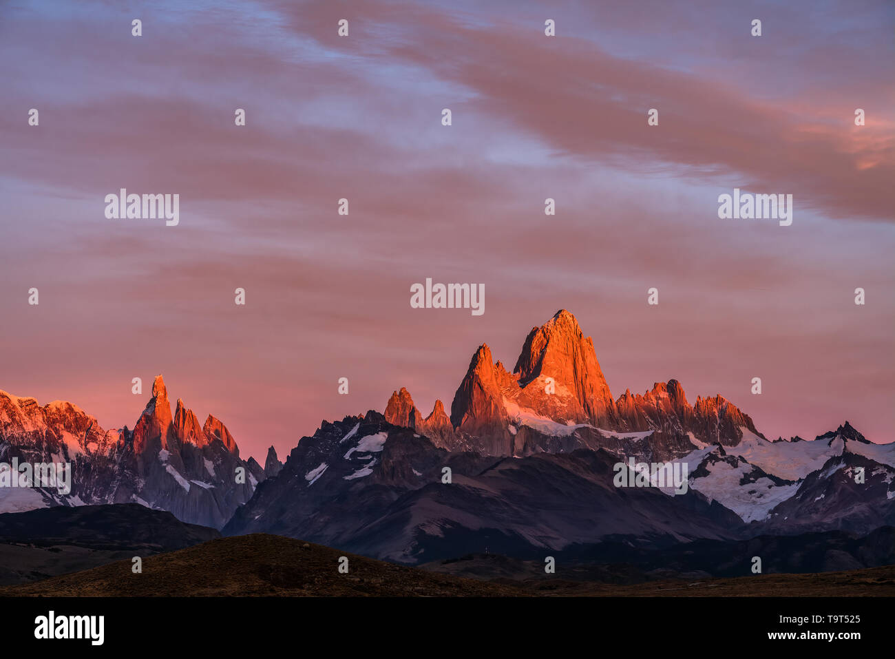La primera luz en el Monte Fitz Roy en el Parque Nacional Los Glaciares, cerca de El Chaltén, Argentina. Un sitio de Patrimonio Mundial de la UNESCO en la región de la Patagonia Sout Foto de stock