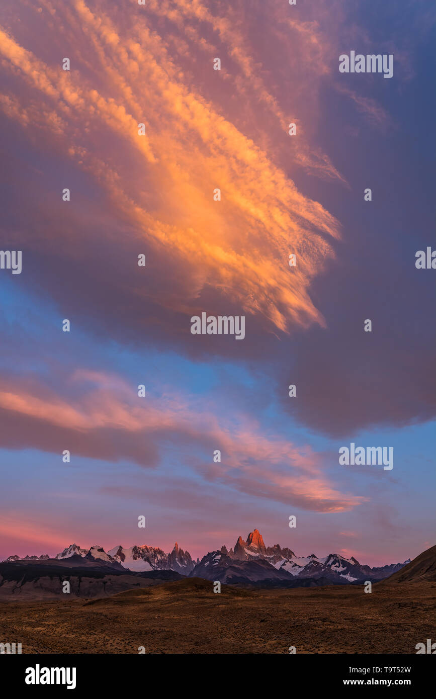 Las nubes de colores en el cielo del amanecer sobre el Monte Fitz Roy en el Parque Nacional Los Glaciares, cerca de El Chaltén, Argentina. Un sitio de Patrimonio Mundial de la UNESCO en la Pa Foto de stock