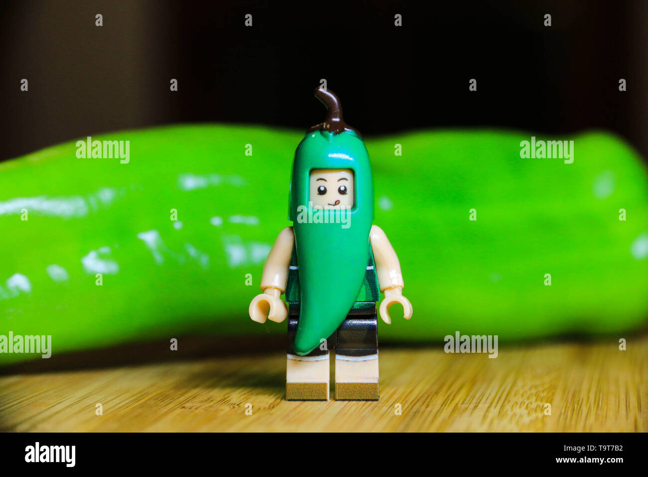 Dulce húngaro pimiento verde fuerte con un juguete minifigure. Muy sanos y sabrosos vegetales. Foto de stock