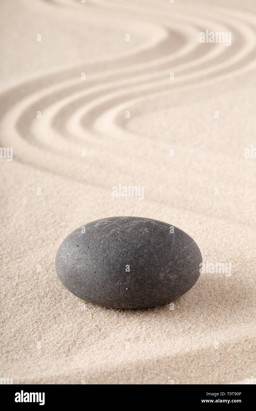 Jardín Zen con arena rastrillada y mesas de piedra de meditación para la concentración y el enfoque. Concepto de equilibrio, armonía y pureza en el Yoga mindfulness y bud Foto de stock