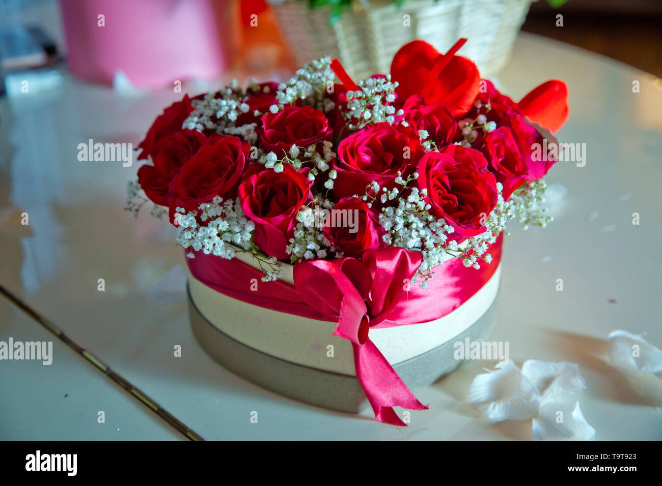 Ramo en forma de corazón de hermosas rosas flores en la caja de regalo .  Artesanal Bouquet Rosa roja y rosada en el amor Valentine forma hart en  cerrar una caja-up Fotografía
