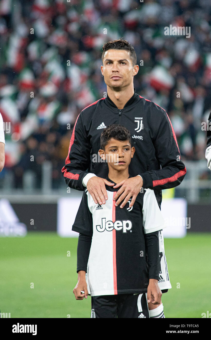 Cristiano Ronaldo y su hijo Cristiano Ronaldo Jr. durante la serie, un  partido de fútbol. Juventus vs Atalanta. Puntuación final fue de 1-1 en el  estadio Allianz Fotografía de stock - Alamy