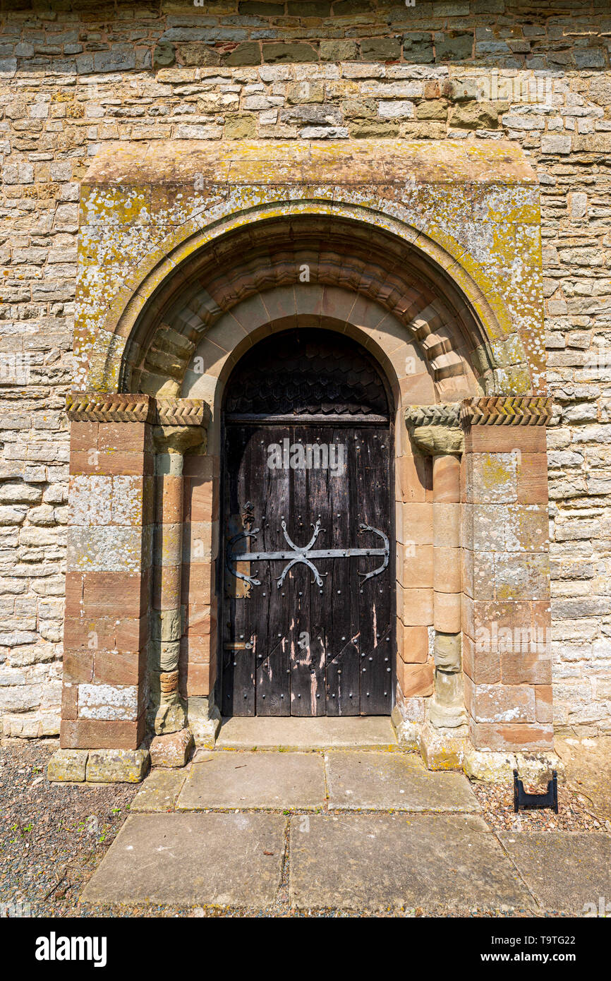 Reparar la puerta sur del siglo XII a la Iglesia de San Pedro a Pirton en Worcestershire con rejas originales, Inglaterra Foto de stock