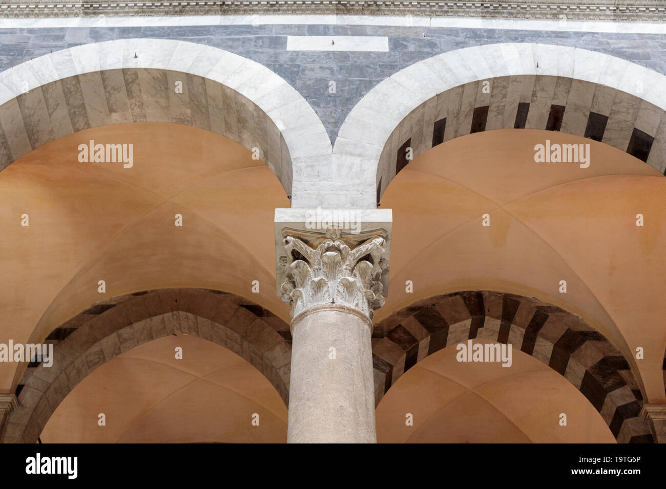 Catedral católica romana de Santa Maria Assunta, en la Piazza del Duomo de Pisa Foto de stock