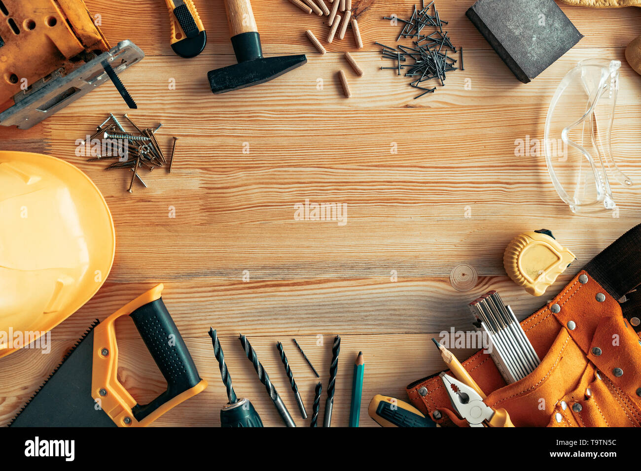 Manitas profesional proyecto de bricolaje mesa de trabajo con diferentes  herramientas y maquetas espacio de copia Fotografía de stock - Alamy
