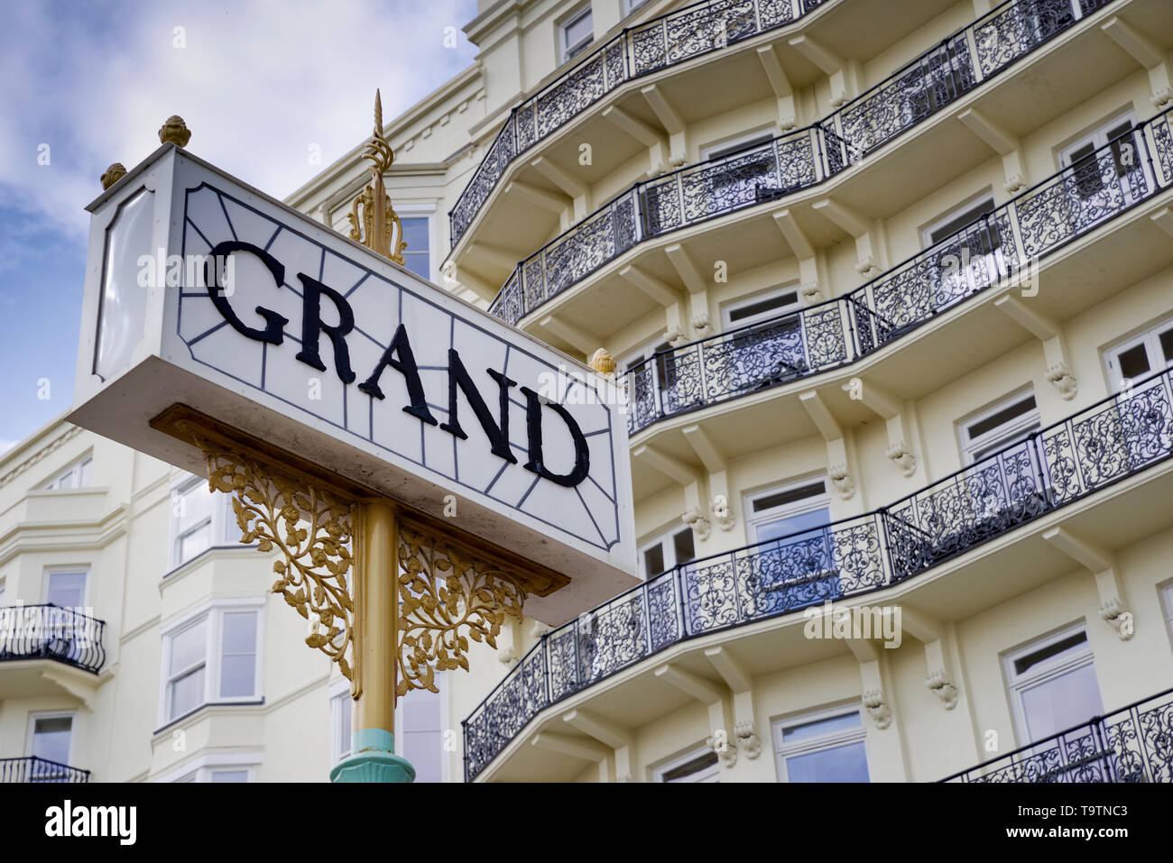 Firmar fuera del Grand Hotel en Brighton, East Sussex, Reino Unido Foto de stock