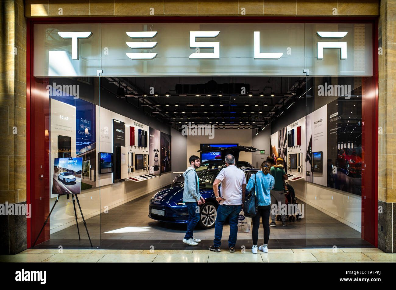 Sala De Exposicion De Tesla Imagenes De Stock Sala De Exposicion