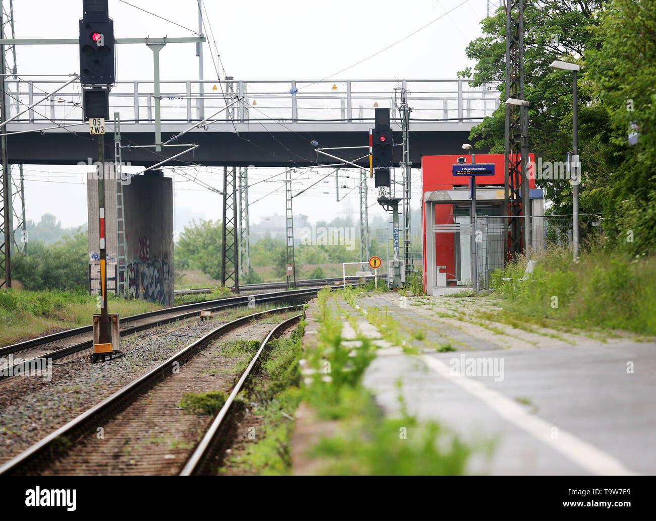 En Wuppertal, Alemania. 20 de mayo de 2019. Una antigua línea de ferrocarril de Duisburgo Wedau y Mühlheim an der Ruhr podría reactivarse. La alianza de 'Pro-Rail' y la Asociación Alemana de Empresas de Transporte (VDV) llega a la conclusión de un estudio que más y más cerrado líneas ferroviarias podrían reactivarse.(zu dpa: "El regreso del ferrocarril: En todo el país la reactivación de las líneas ferroviarias') Credit: Roland Weihrauch/dpa/Alamy Live News Foto de stock