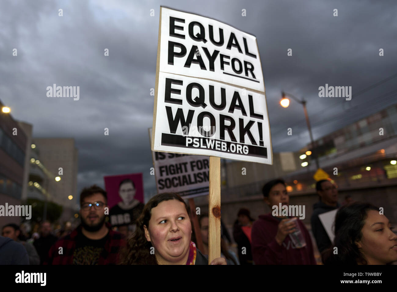 Los Angeles, CA, EE.UU. 8 de Mar, 2019. Un activista visto sosteniendo un cartel que dice que la igualdad de remuneración por igual trabajo durante la huelga Internacional de la mujer en Los Angeles.La manifestación coincidió con el Día Internacional de la mujer, que fue reconocida por primera vez por las Naciones Unidas en 1975. Crédito: Ronen Tivony SOPA/Images/Zuma alambre/Alamy Live News Foto de stock