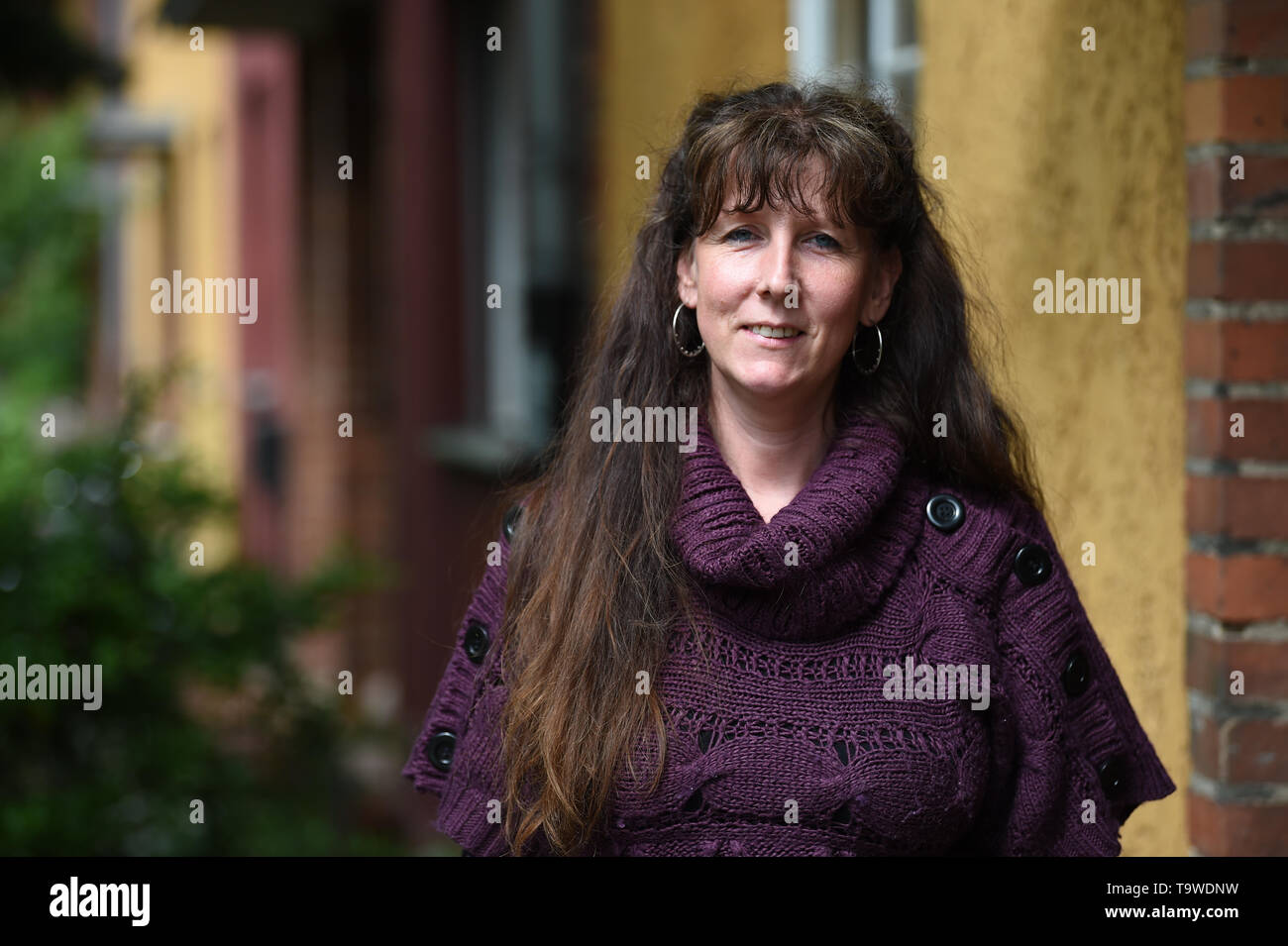 Berlín, Alemania. 17 de mayo de 2019. Viviane Czernietzki delante de la puerta de su casa adosada en Berlin-Britz. La red nebenan.de tiene más de un millón de usuarios en Alemania, se conecta con los demás vecinos e invita el 24 de mayo el Día de los vecinos. (A 'Plataforma Online prevé contactos desconectados entre vecinos') Credit: Sven Braun/dpa/Alamy Live News Foto de stock