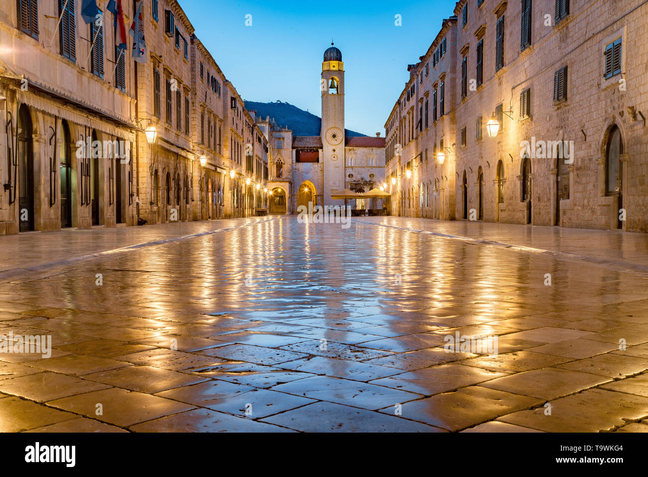 Classic vista panorámica del famoso Stradun, la calle principal del casco antiguo de Dubrovnik, en el hermoso crepúsculo matutino antes del amanecer al amanecer en verano Foto de stock