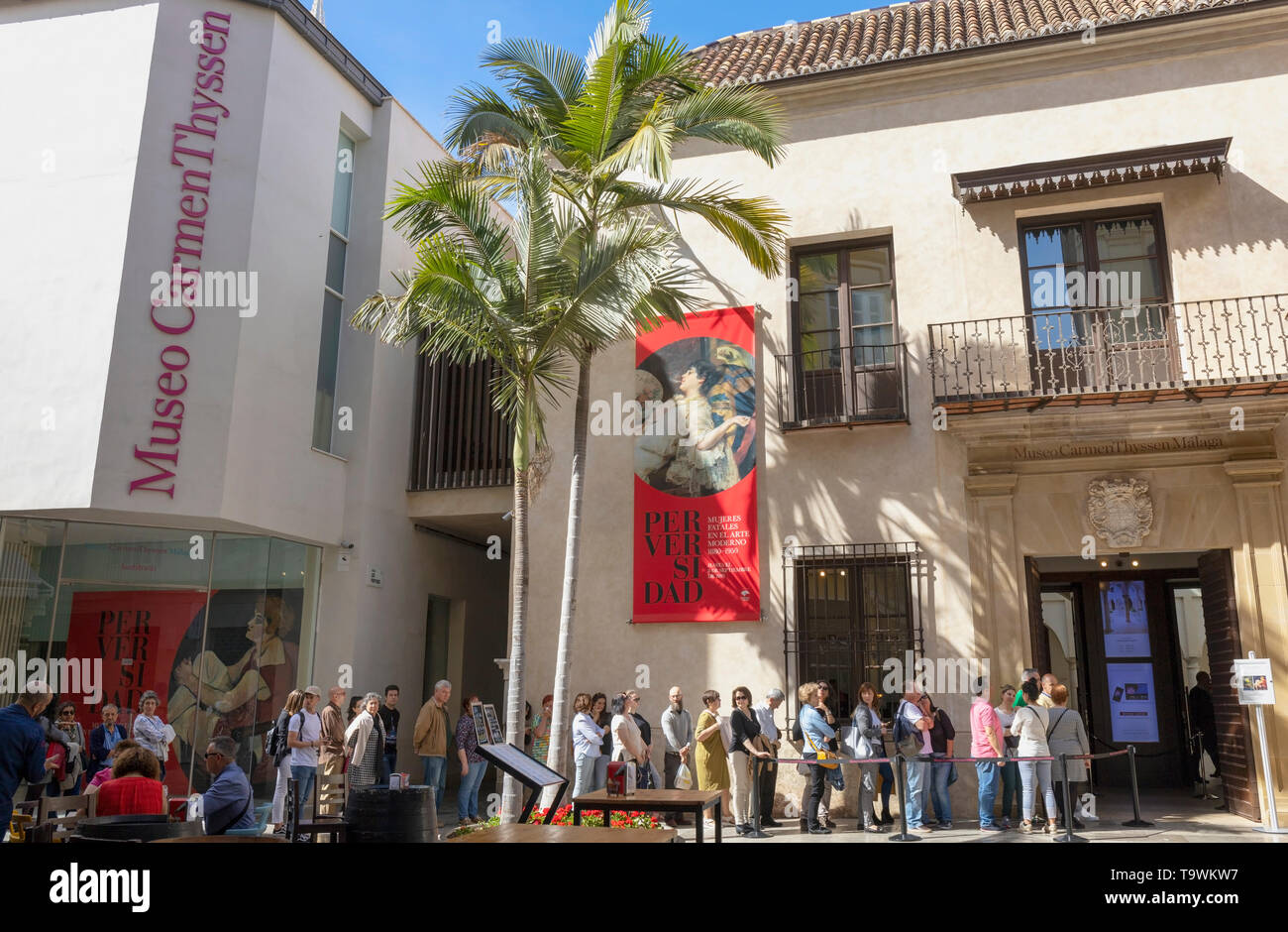 Cola fuera Museo Carmen Thyssen, Málaga, Costa del Sol, Málaga, Andalucía, sur de España. Foto de stock