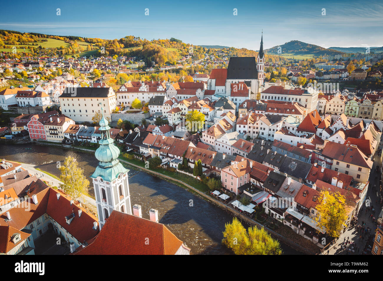 Vista aérea panorámica del centro histórico de la ciudad de Cesky Krumlov, con el famoso castillo de Cesky Krumlov, un sitio del Patrimonio Mundial de la UNESCO desde 1992, en la bella ir Foto de stock