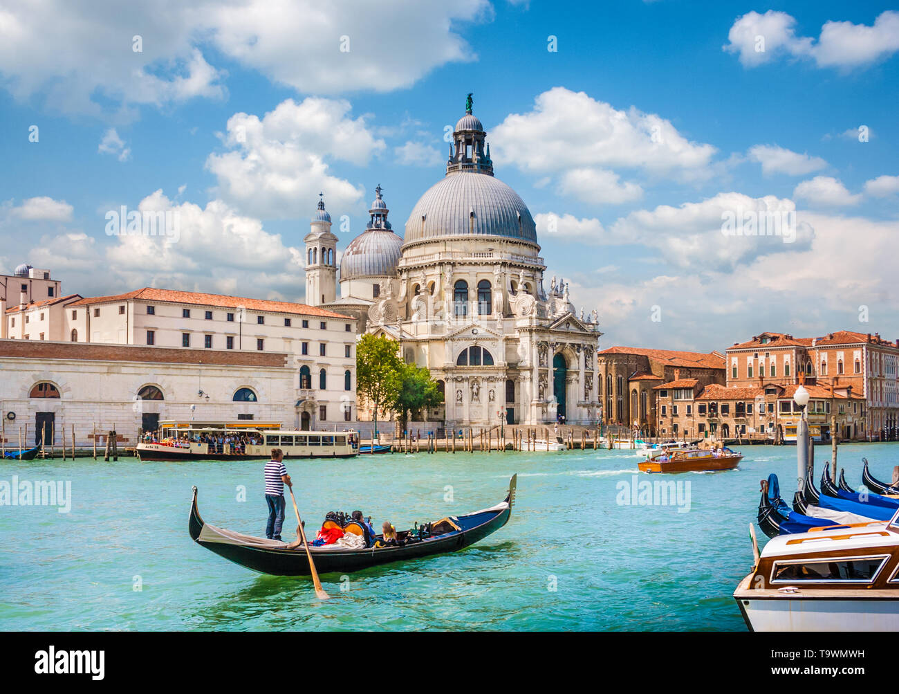 Góndola tradicional en el Canal Grande, con la Basílica di Santa Maria della Salute, en el fondo, Venecia, Italia Foto de stock