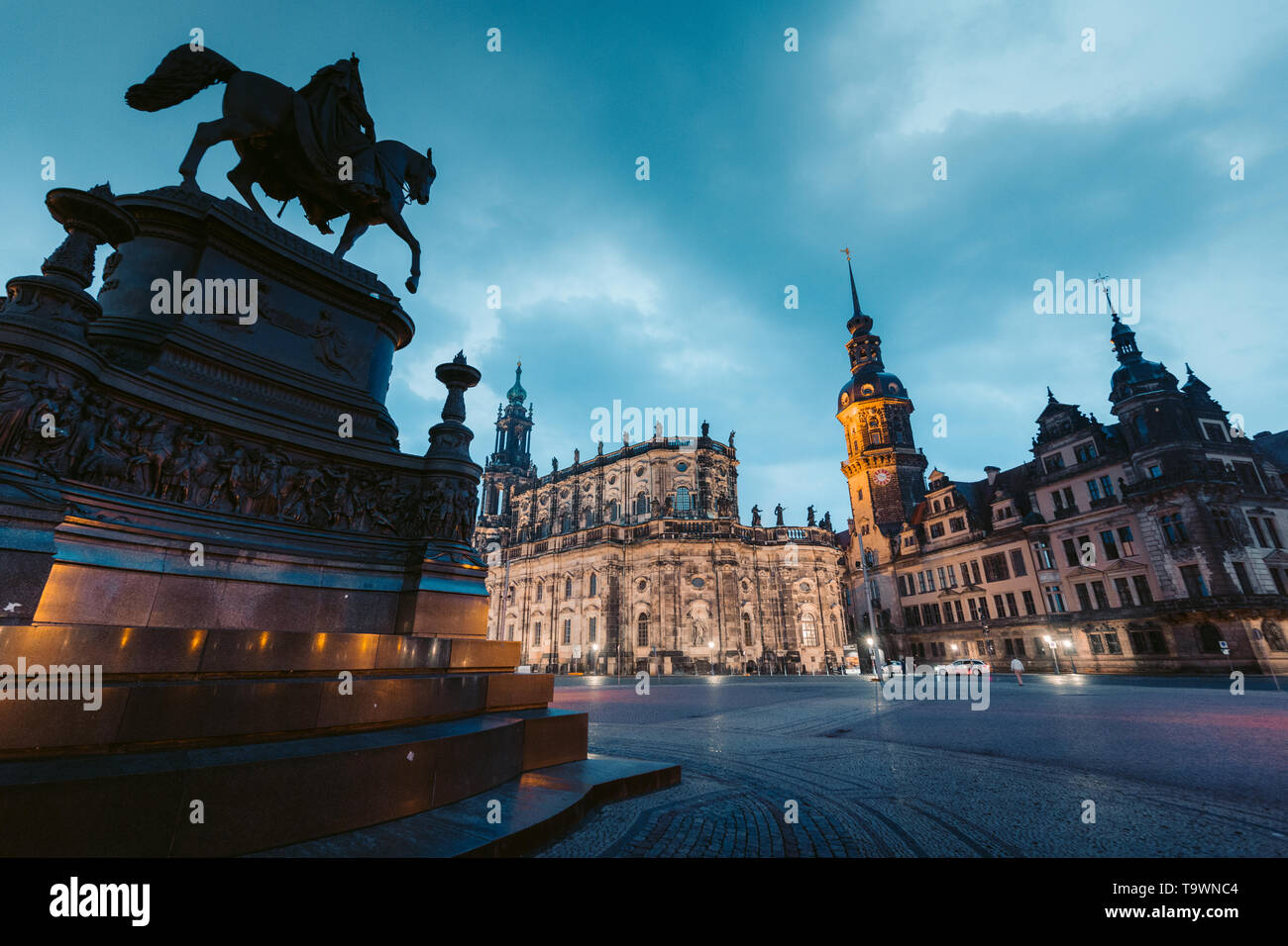 Classic Crepúsculo ver histórico de Dresden, centro de la ciudad iluminada de noche hermosa penumbra con espectacular cielo azul durante horas al atardecer, Sajonia, Ge Foto de stock