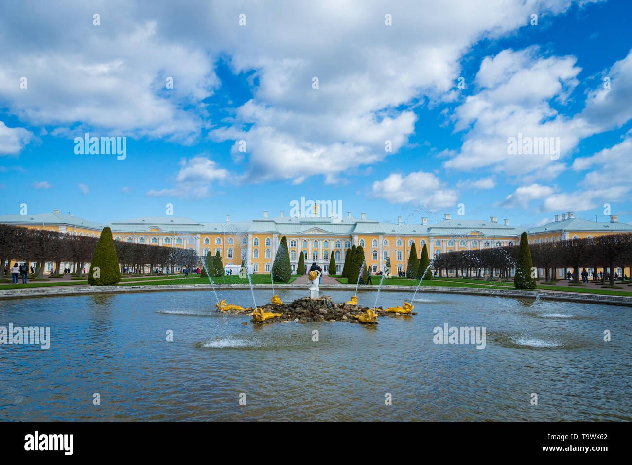 San Petersburgo, Rusia - Mayo 2019: Fuentes y Peterhof Palace View y los turistas que visitan. El Palacio Peterhof es un lugar popular para hacer turismo. Foto de stock