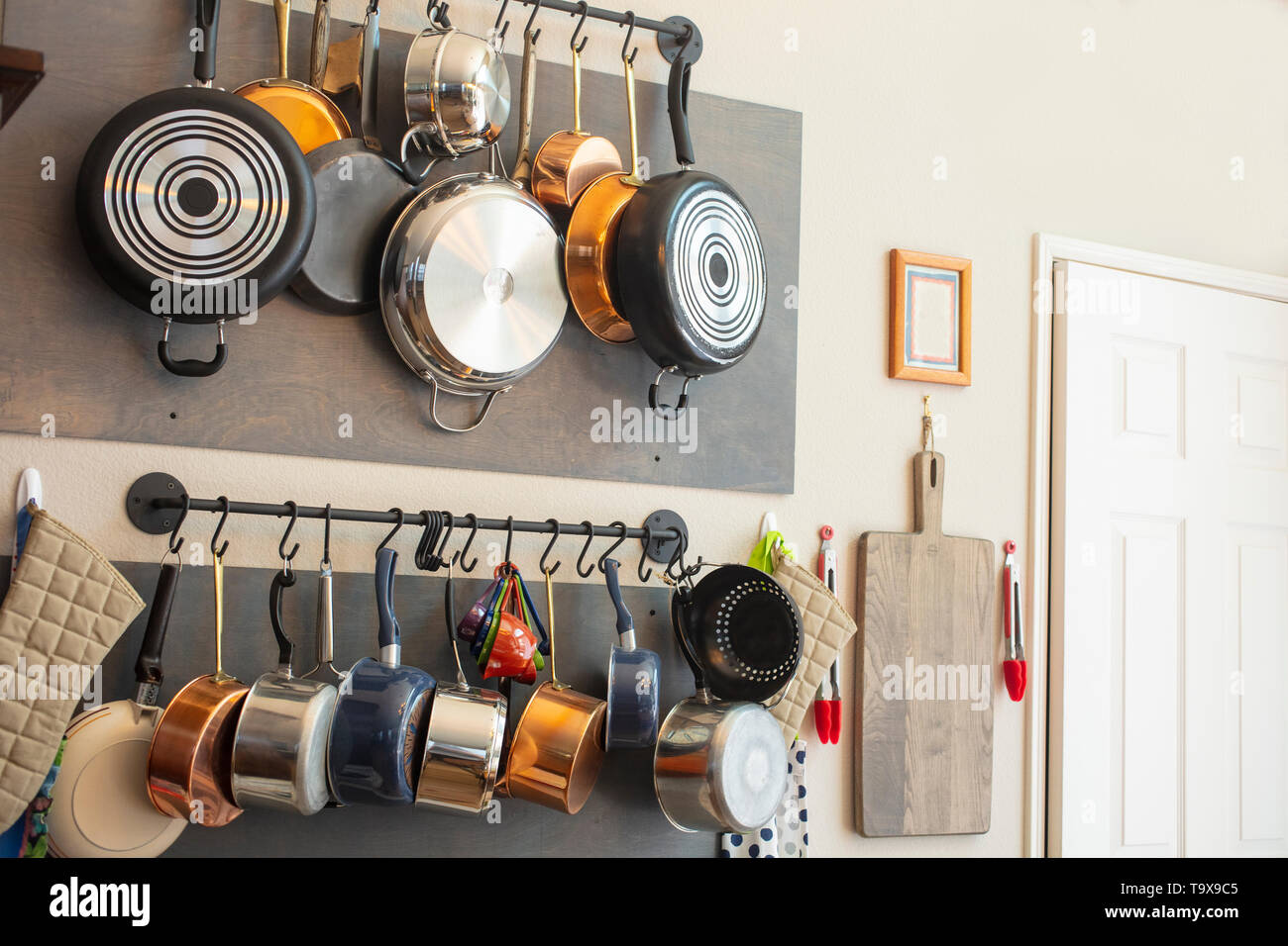Rack de pared de la cocina para colgar ollas, sartenes, delantales y otros  utensilios para una organización eficiente, almacenamiento y decoración  Fotografía de stock - Alamy
