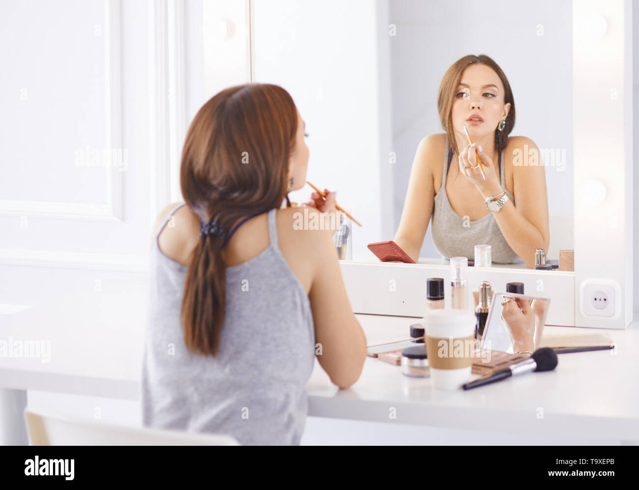 Doing her makeup fotografías e imágenes de alta resolución - Alamy