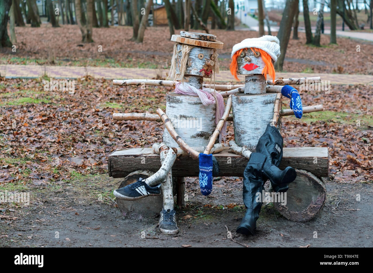 Escultura de abedul, el hombre y la mujer en el banquillo, escultura en madera, Yantarny village, la región de Kaliningrado, Rusia, 20 de enero de 2019 Foto de stock