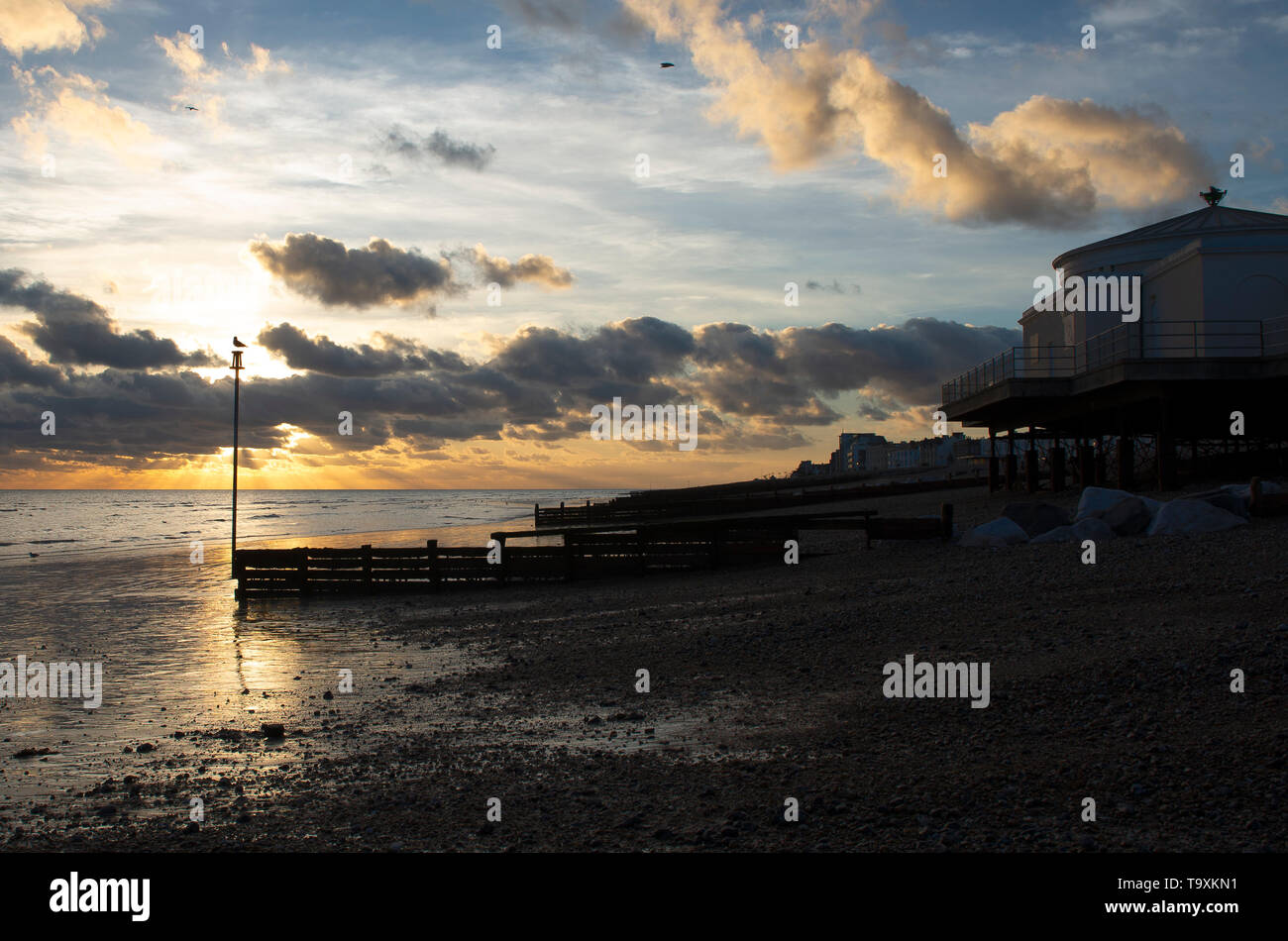 Acercando el ocaso de una tarde de Noviembre en la playa en Worthing, West Sussex, UK Foto de stock