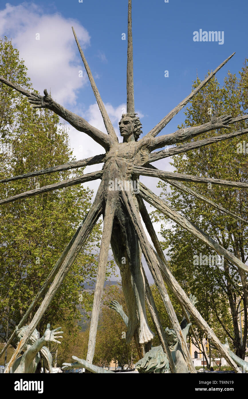 Marbella, Málaga Andalucía España - Marzo 18, 2019 : estatua moderna monumento a Gabriel Lima situado en la Rotonde Gabi Lima. Foto de stock