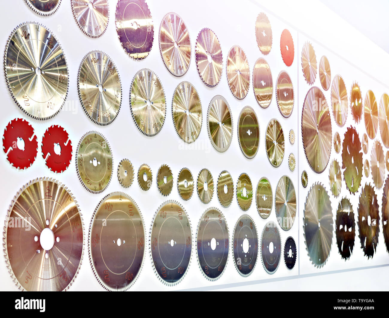 Sierras circulares para madera disco de blades de la máquina en la tienda Foto de stock