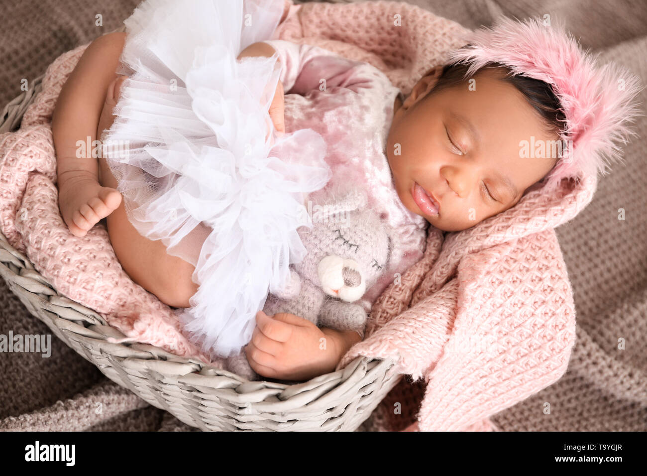 Bebé Recién Nacido Durmiendo En Una Canasta Después Del Lavado Fotos,  retratos, imágenes y fotografía de archivo libres de derecho. Image 43870214