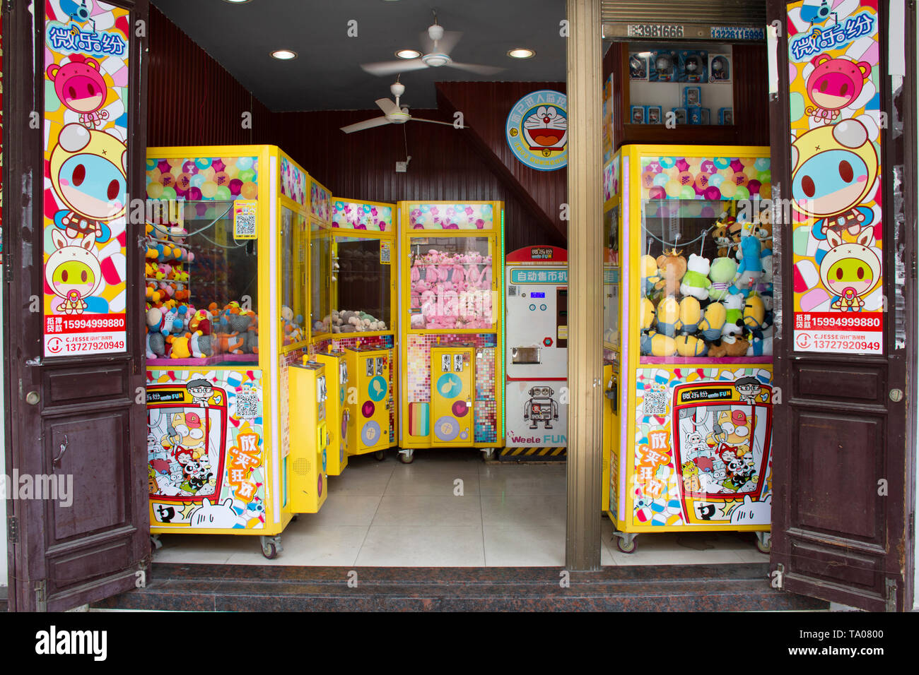 Juego garra o gabinete atrapa la muñeca en la zona de arcade de los chinos  jugando en la calle Paifang en Old Town en Chaozhou o Teochew el 8 de mayo  de