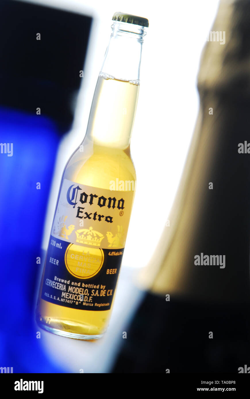 Botella de Cerveza Corona Light, still life photo shoot con fondo blanco  Fotografía de stock - Alamy