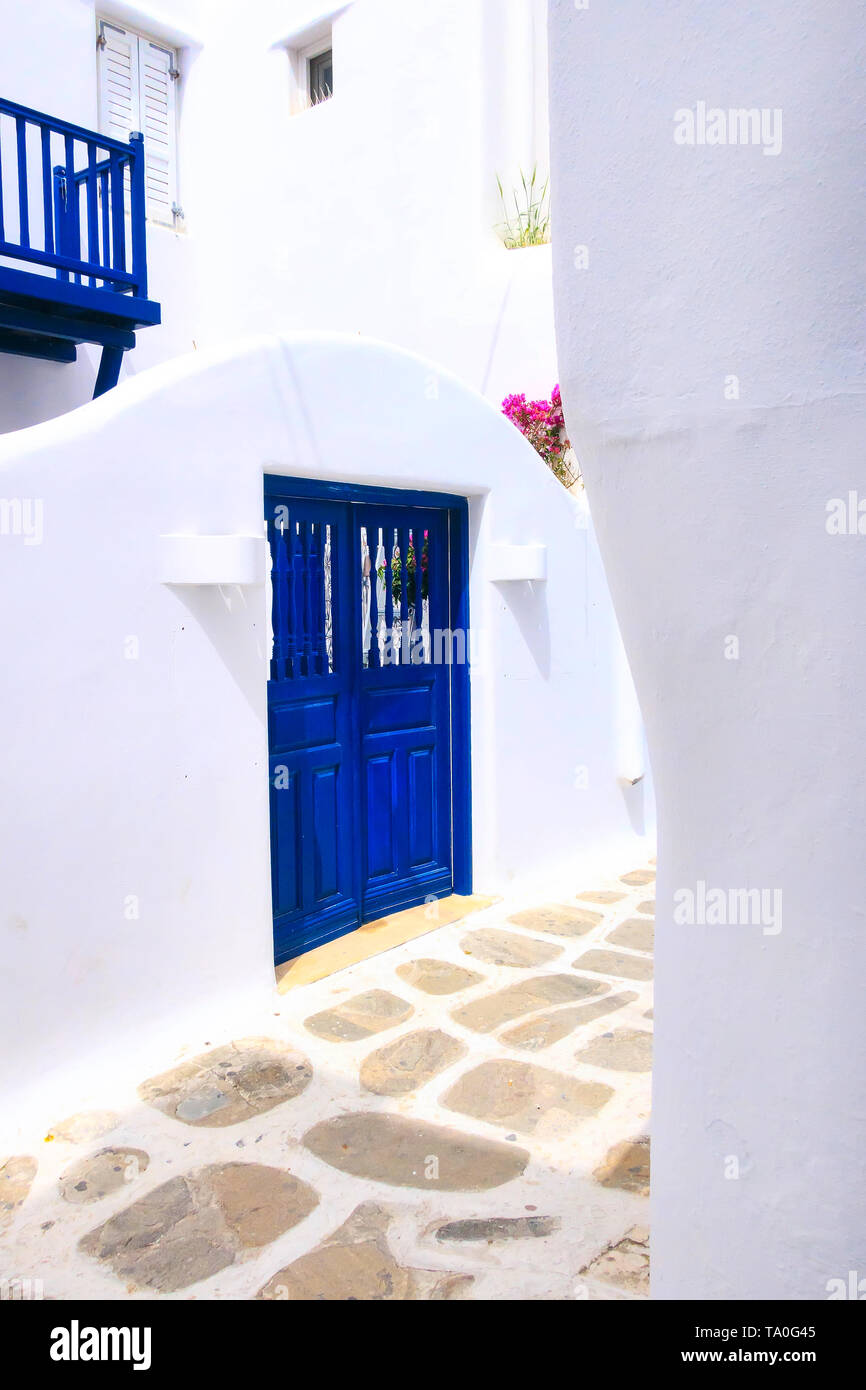 Arquitectura tradicional griego, Street View con la casa blanca y azul de cerca Foto de stock