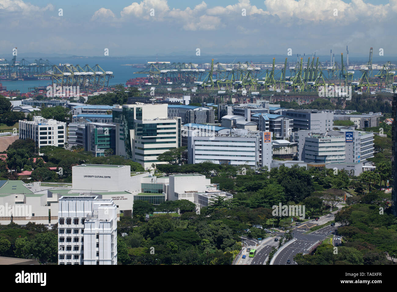 Campus de la Universidad Nacional de Singapur o conocido como NUS y Pasir Panjang terminal portuaria en el fondo. Singapur Foto de stock