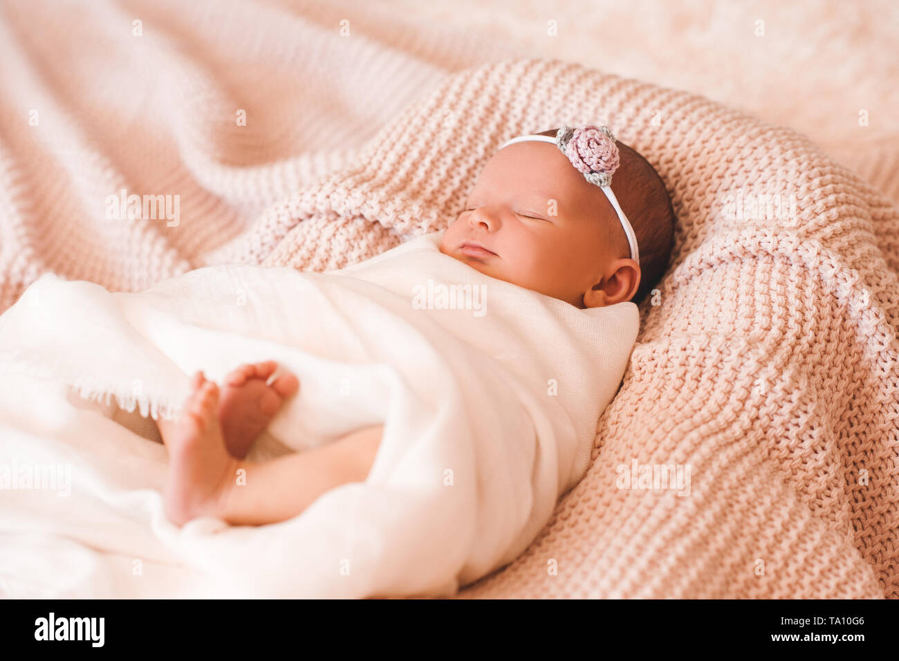 Lindo Bebe Nina Sonriente Durmiendo En Cuna Closeup La Infancia Fotografia De Stock Alamy