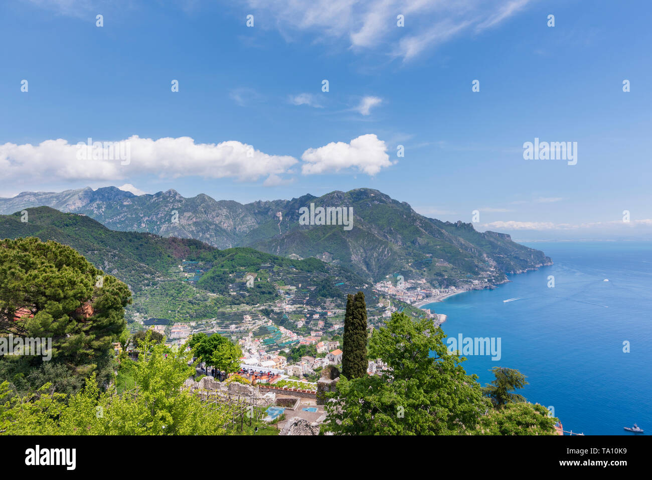 Vista desde los jardines de Villa Rufolo de Ravello con vistas a la Costa Amalfitana y el Golfo de Salerno, en Campania, Sur de Italia Foto de stock