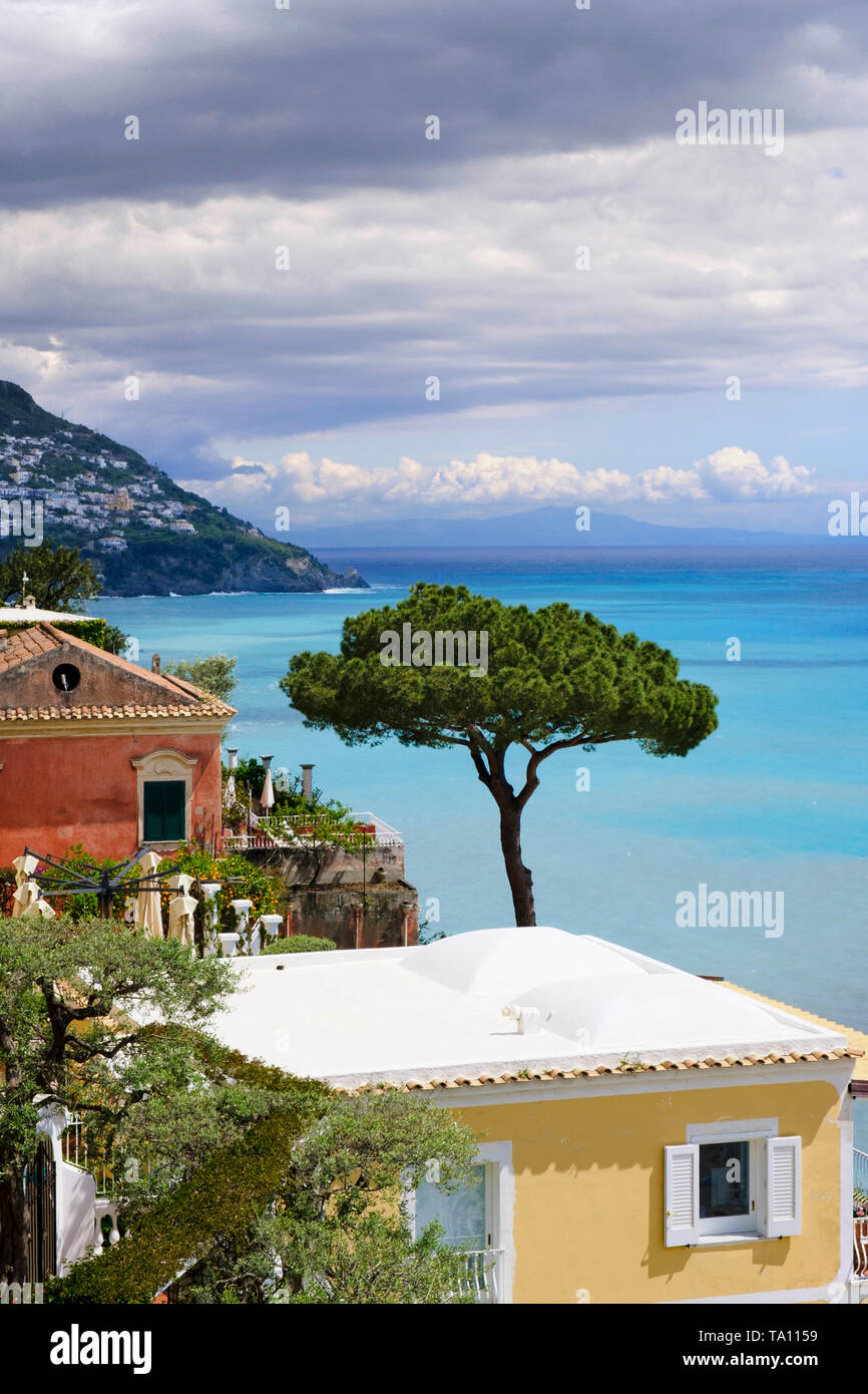 Vista del mar Mediterráneo, específicamente a la costa de Amalfi y a la Bahía de Salerno de Positano, en la región de Campania en el sur de Italia Foto de stock