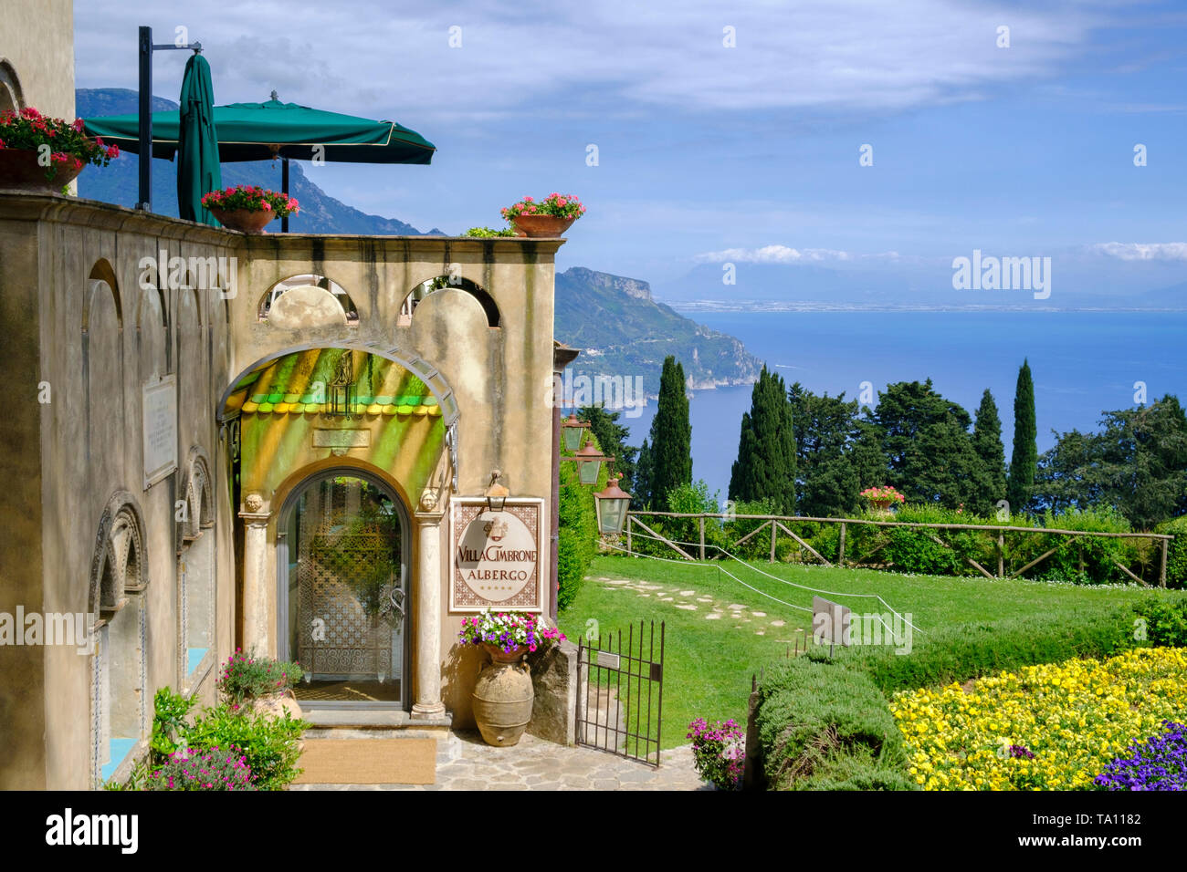 Hotel Albergo Villa Cimbrone en Ravello () con vistas a la Costa Amalfitana y el Golfo de Salerno, en Campania, Sur de Italia Foto de stock