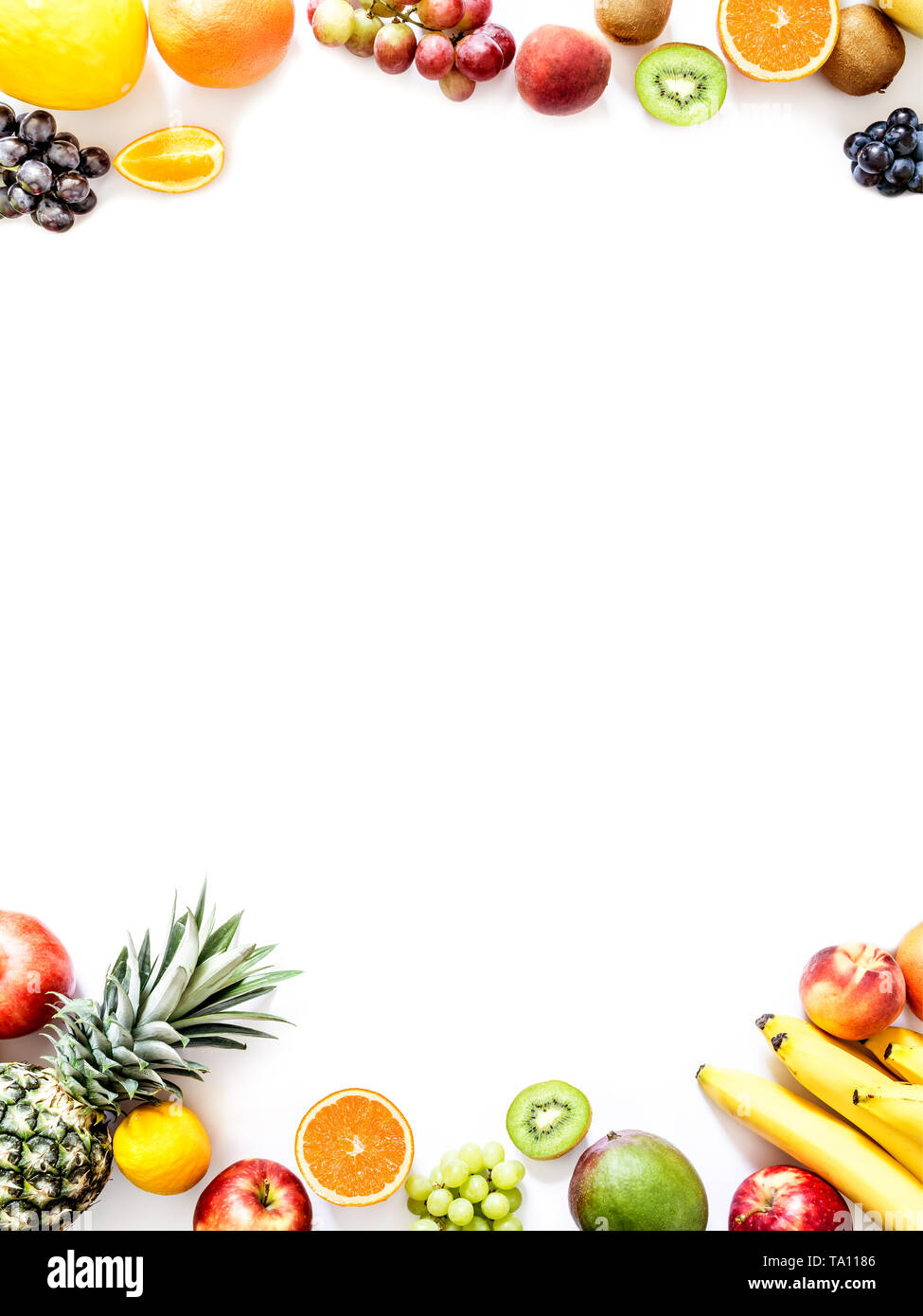 Bastidor de verduras frescas y frutas aisladas sobre fondo blanco con  espacio para copiar texto Fotografía de stock - Alamy