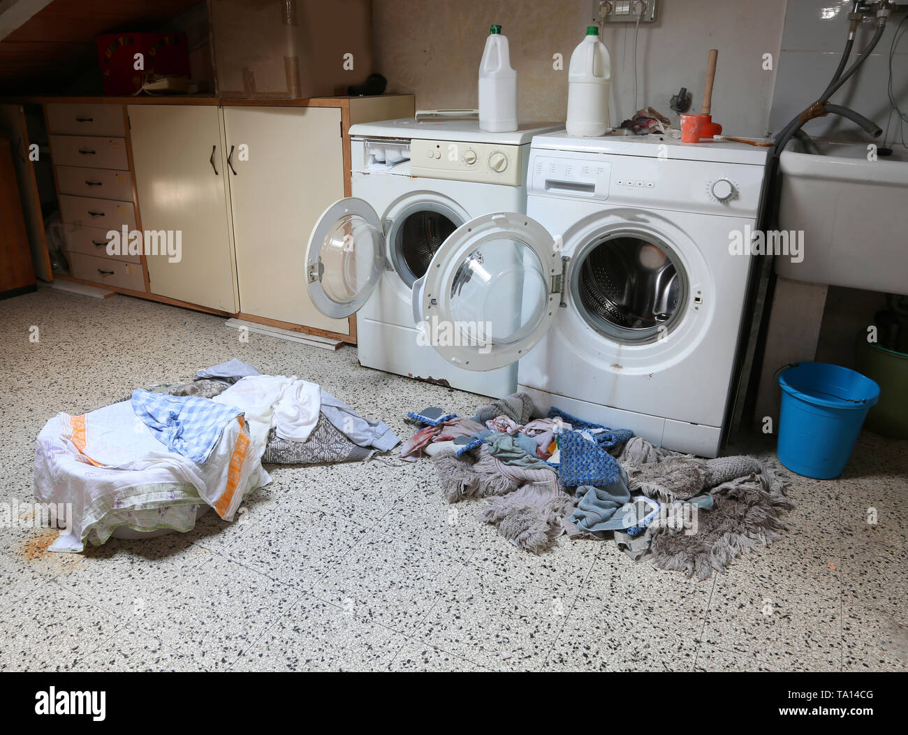 Dos lavadoras, en el ático, con muchos trapos sucios Fotografía de stock -  Alamy